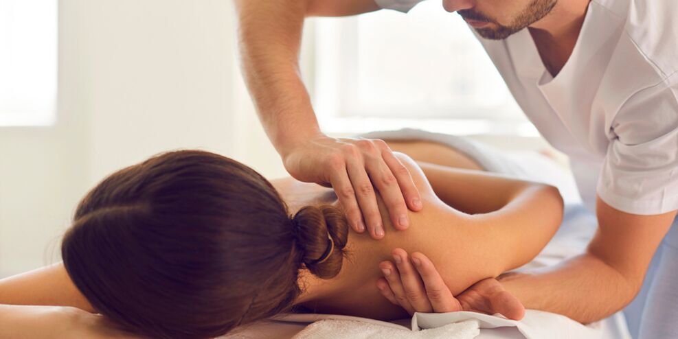 Адзін з эфектыўных метадаў лячэння артрозу плечавага сустава - масаж